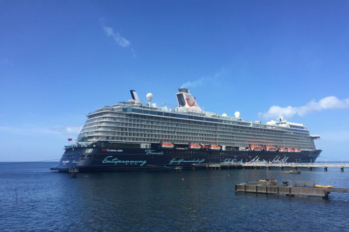 Die MeinSchiff 4 mit einer Länge von 300m und Platz für 3.700 Personen