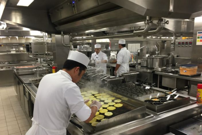 Eine der vielen Küchen an Bord des Schiffes