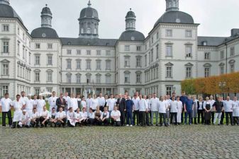 Gruppenfoto der Meisterköche mit 27 Michelinsternen vor dem Schloss Bensberg