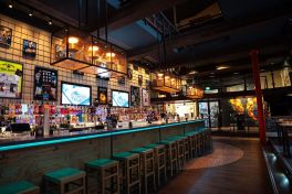 TAVO Soulfood Wiesbaden – Bar aus seitlicher Perspektive