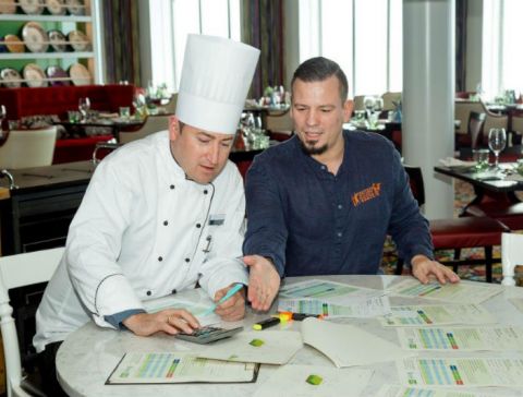 Küchendirektor Matthias Pape und Gregor Raimann beim Auswerten