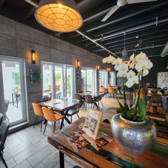 Wintergarten mit Blick auf die Terrasse im NEXT Steakhouse Ziegenhain