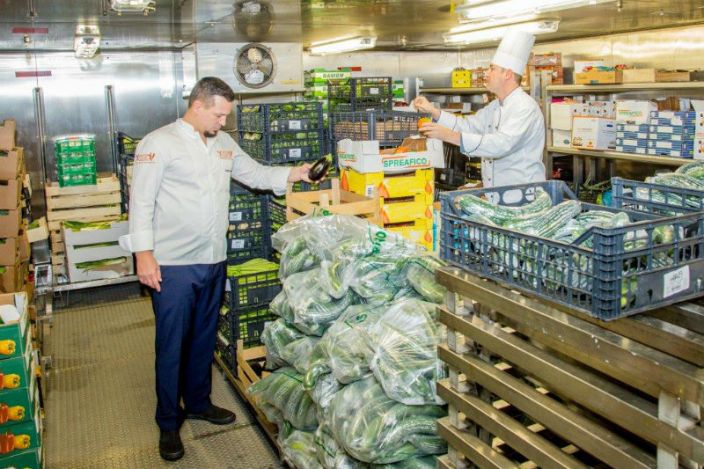 Kontrollgang in einem der unzähligen Kühlräume auf der MS4