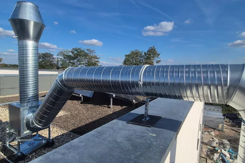 Lüftungsanlage der Großküche auf dem Dach des Schülergästehauses der Gerüstbauer in Groß-Gerau