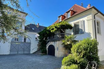 Gastronomie-Juwel in Forst an der Weinstraße – Außenansicht mit Terrasse und Eingang