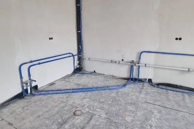 Rohinstallation der Wasserleitungen im Küchen-Rohbau des Schülergästehauses der Gerüstbauer in Groß-Gerau