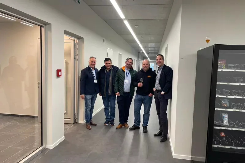 Gruppenfoto zur Eröffnung des neuen Schülergästehauses der Gerüstbauer in Groß-Gerau
