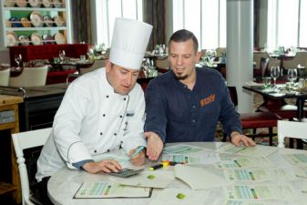 Küchendirektor Matthias Pape und Gregor Raimann beim Auswerten