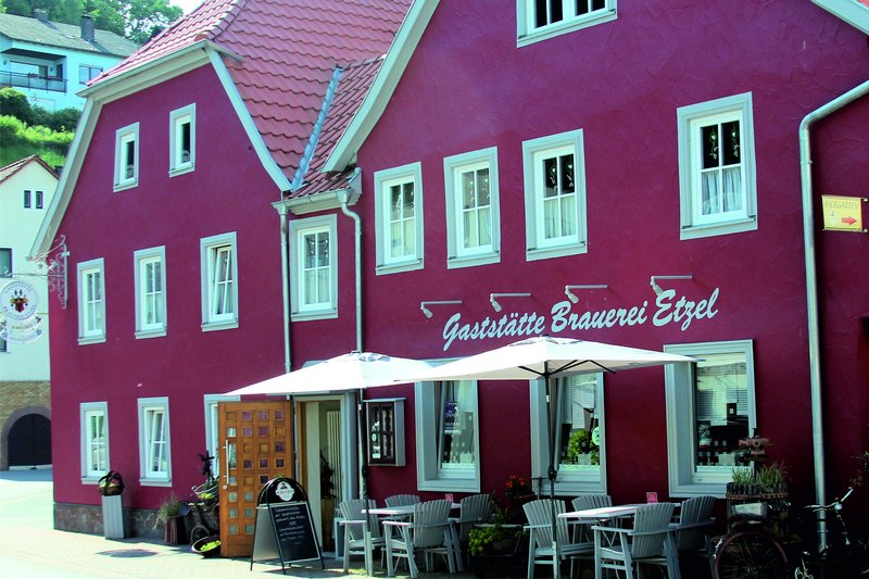 Wirtshaus in Amorbach mit Außenplätzen unter Sonnenschirmen an der Straßenseite