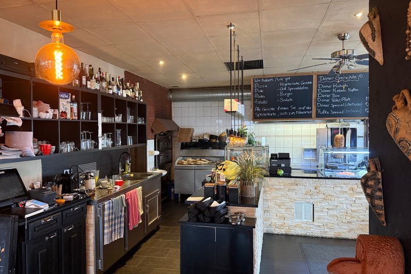 Innenbereich mit Theke und modernem Bar-Design